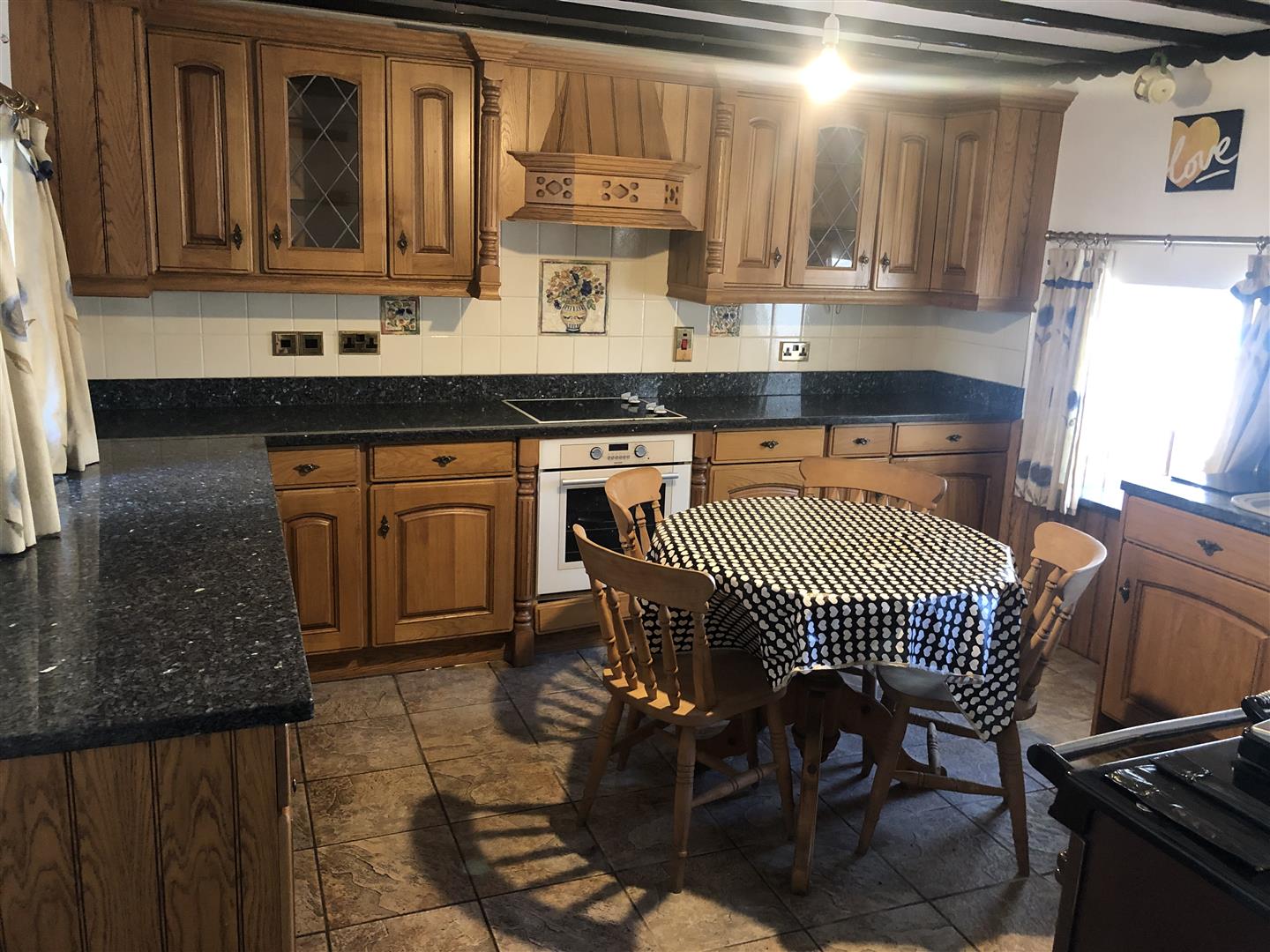 KITCHEN/LIVING ROOM